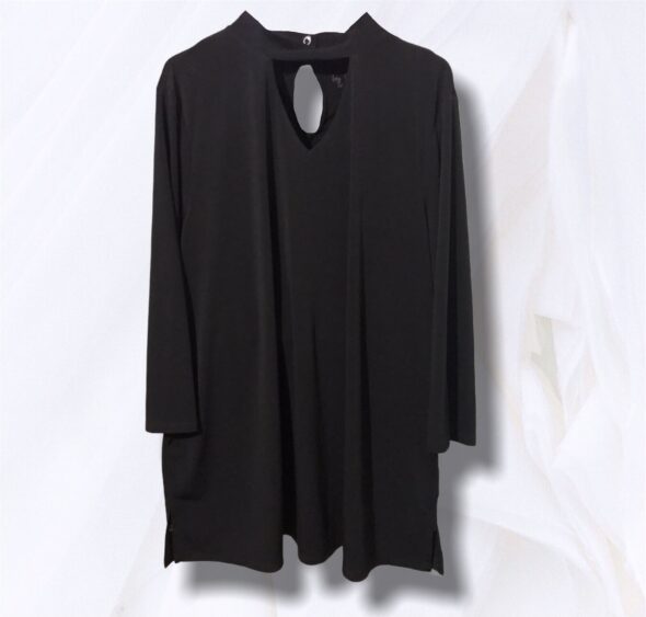 Blusa negra elegante con escote en v