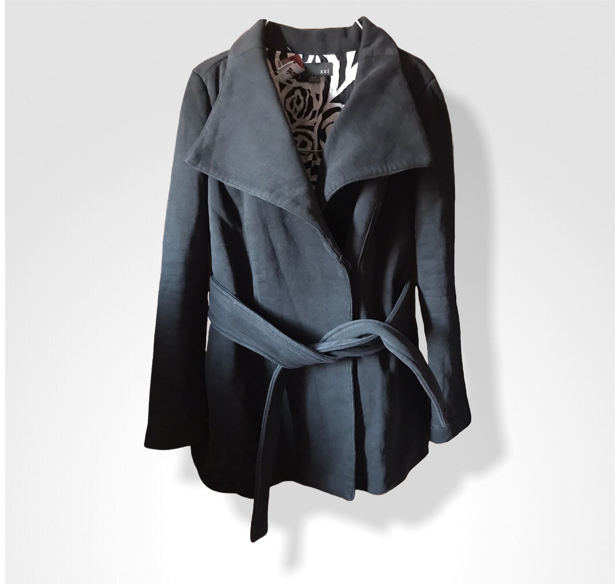 bosque Desempleados dramático Abrigo negro corto mujer marca XXI - Glow Fashion